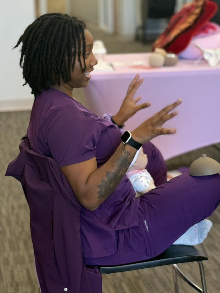 Una doula cuidando a un reci&eacute;n nacido